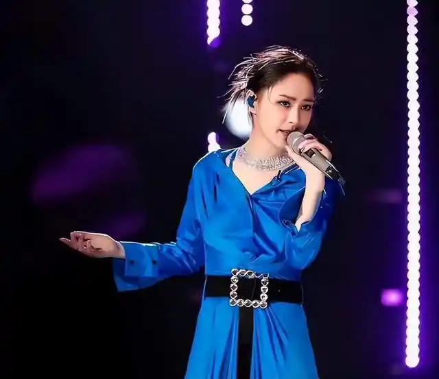 杨紫红毯造型失败_小骨架女明星_女明星红毯造型