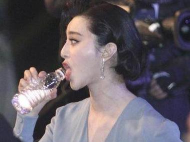 明星喝水姿势_喝水表情夸张_女明星喝水邪恶